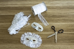 MASCHERA ARTIGIANALE CON MERLETTO BIANCO